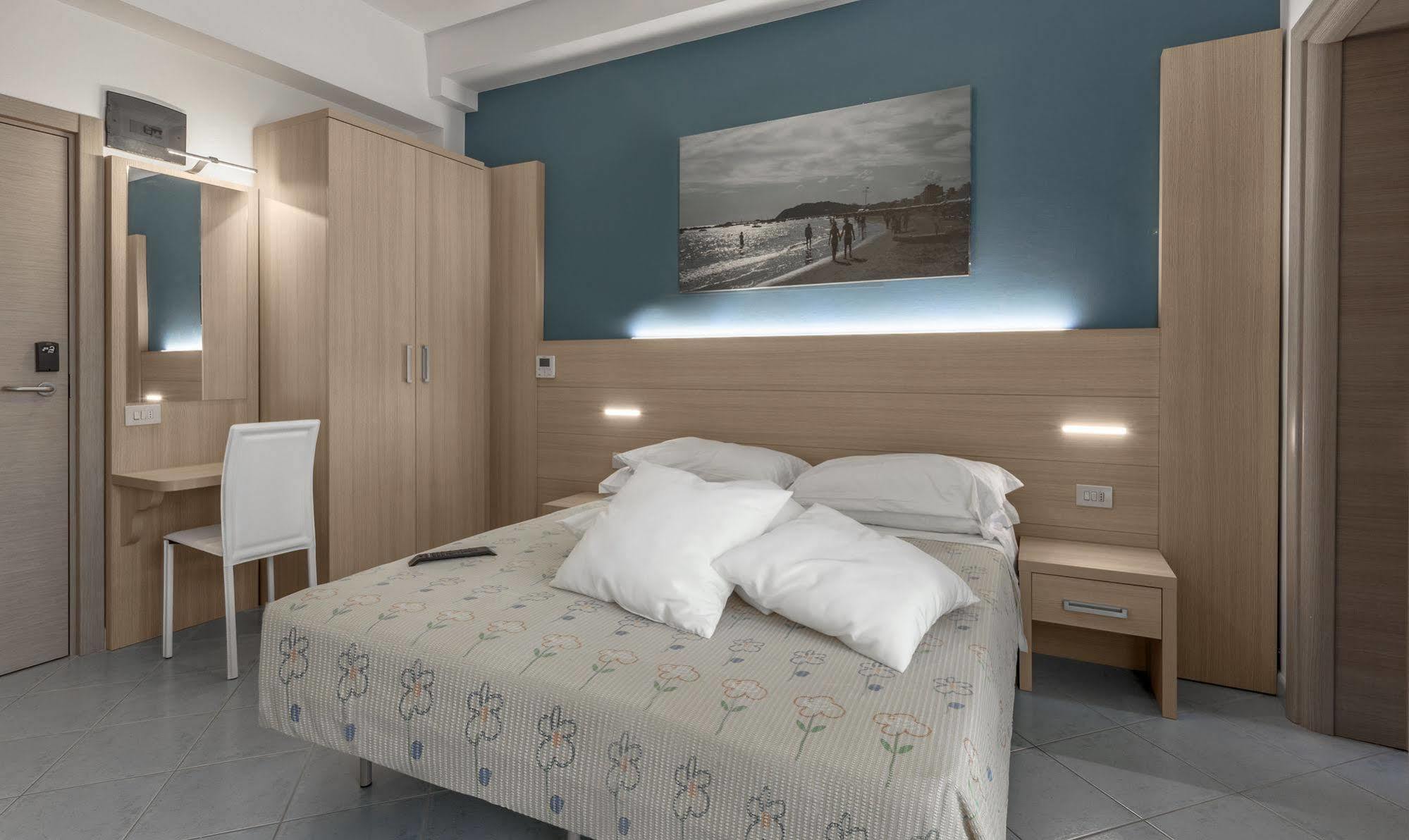 Hotel Esperia Cattolica Exterior photo